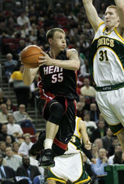 
Miami's Jason Williams passes off under the basket around Seattle's Robert Swift.  
 (Associated Press / The Spokesman-Review)