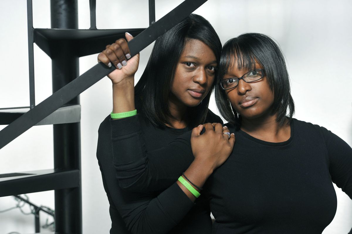 Shayla Harris and Ivy Lawrence are as close as sisters can be. Ivy donated a kidney to her ailing sister. Says Shayla, “How can I thank her enough? She saved my life.” They wear green wristbands to promote kidney donation awareness in this 2010 photo.  (DAN PELLE/THE SPOKESMAN-REVIEW)