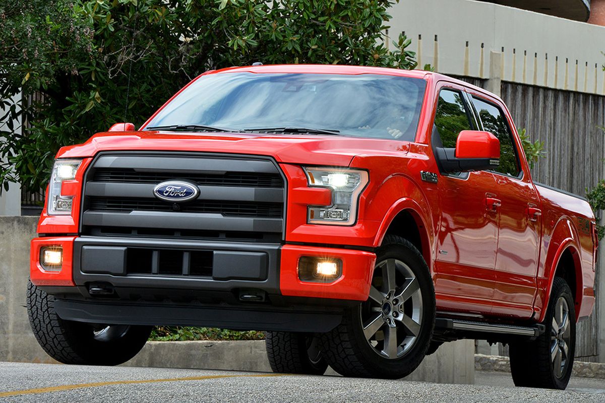  This year, Ford innovates in a big way, replacing steel body and bed panels with aluminum. The move cuts curb weight by as much as 700 pounds. (Ford)