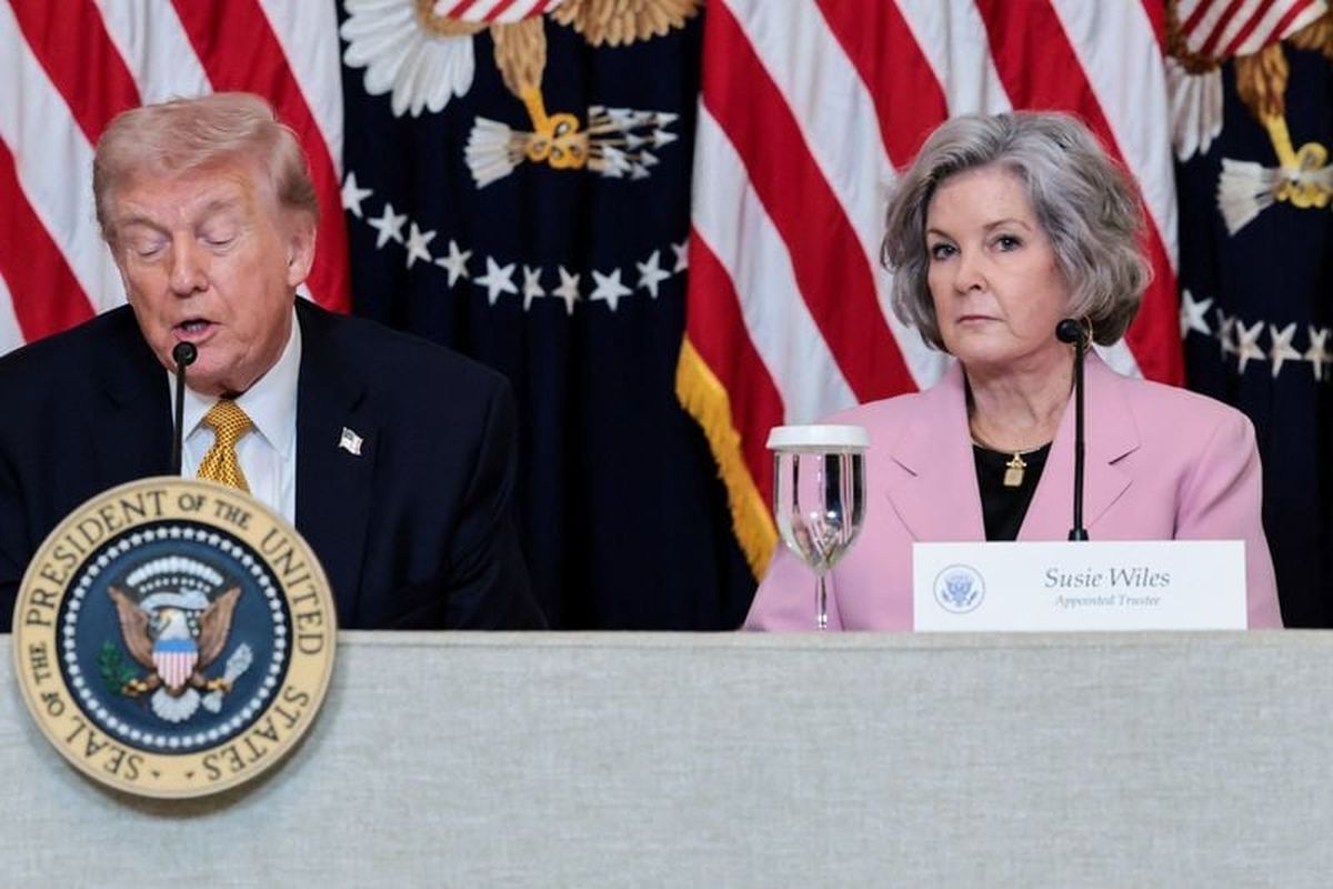 U.S. President Donald Trump, flanked by White House chief of staff Susie Wiles, speaks during a lunch with the Kennedy Center board members in the East Room of the White House in Washington, D.C., U.S., March 16, 2026. REUTERS/Jonathan Ernst (Jonathan Ernst)