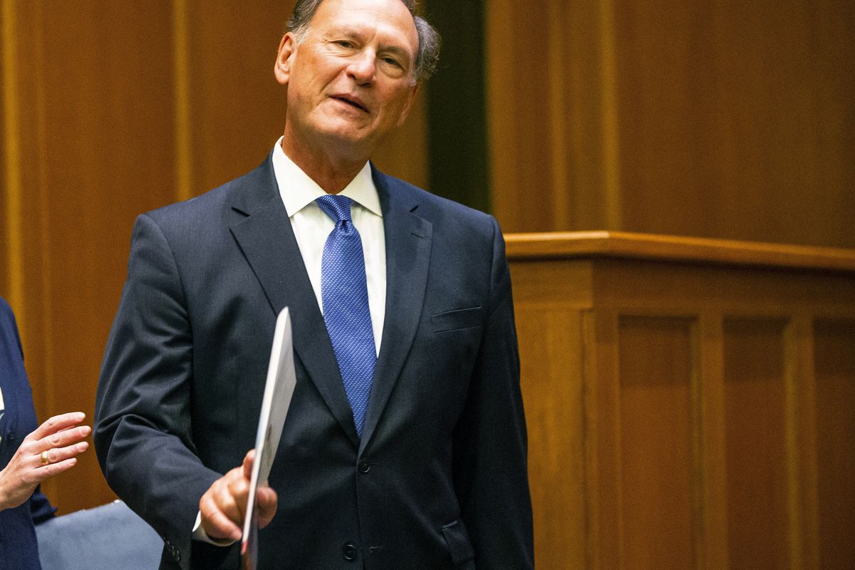 US Supreme Court Justice Samuel Alito waves before addressing the audience during the "The Emergency Docket" lecture Thursday, Sept. 30, 2021 in the McCartan Courtroom at the University of Notre Dame Law School in South Bend, Ind.  (Michael Caterina)