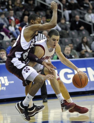Washington State guard Klay Thompson, right, drives to the basket as he is guarded by Mississippi State guard Barry Stewart during the teams' 2008 meeting in Newark, N.J. (Bill Kostroun / Fr51951 Ap)