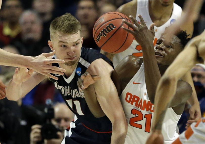 Gonzaga's Domantas Sabonis (11) and Syracuse's Tyler Roberson (21) battle for a loose ball during the second half of a college basketball game in the regional semifinals of the 2016 NCAA Tournament in Chicago. (AP Photo/Nam Y. Huh) 