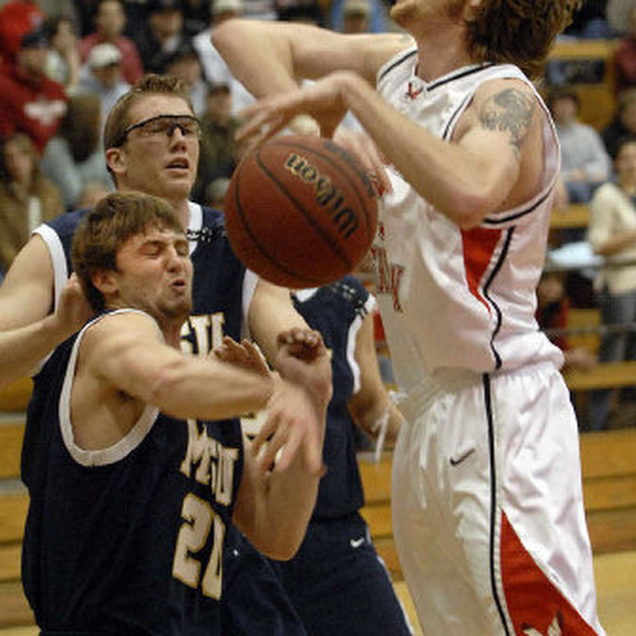 Nielsen's Buzzer Beater Takes Down Eagles - Bethany Lutheran College  Athletics