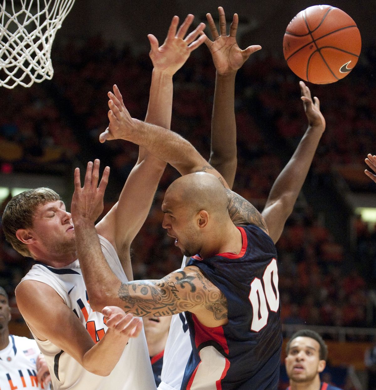 Illinois’ Tyler Griffey, left, clashes with Gonzaga’s Robert Sacre. (Associated Press)