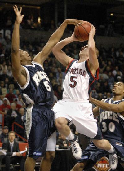 
GU's Derek Raivio drives for a three-point play between Lorenzo Williams, left, and Charles Belton.
 (Dan Pelle / The Spokesman-Review)
