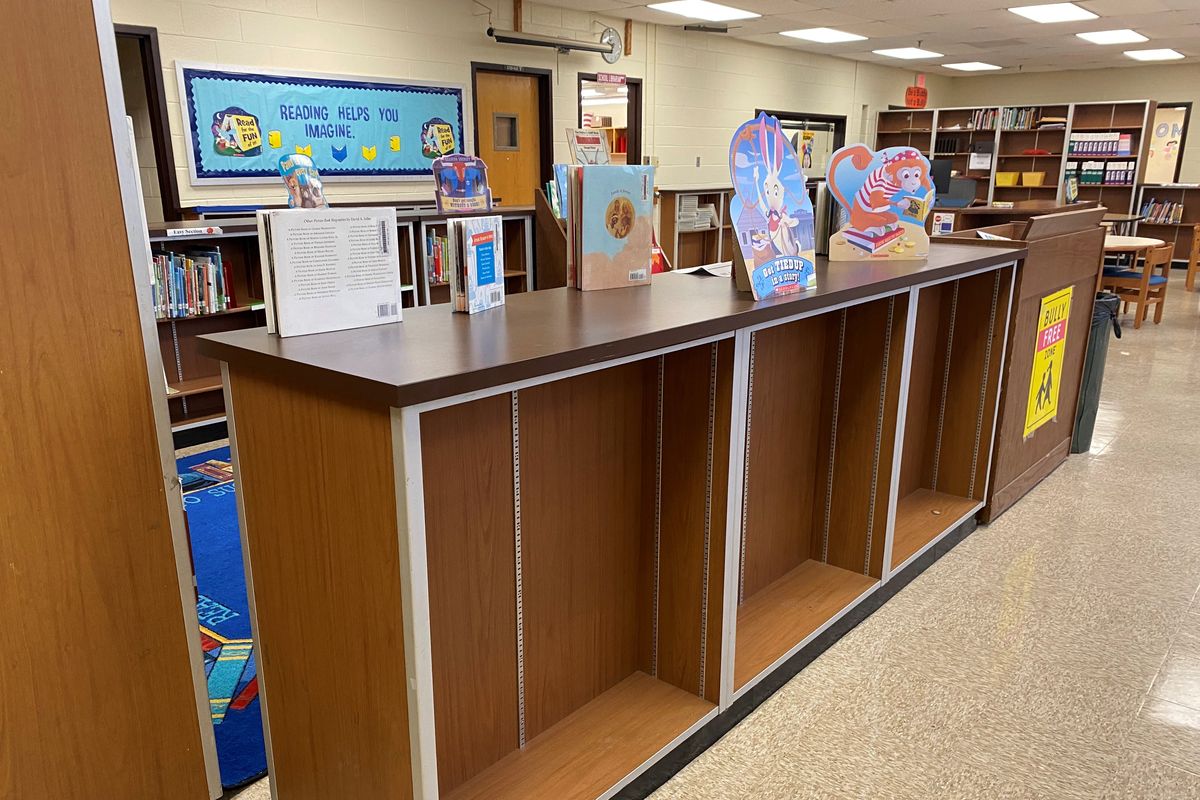 The library inside Oxon Hill Elementary School in Prince George’s County, Md. MUST CREDIT: Theresa Vargas/The Washington Post 