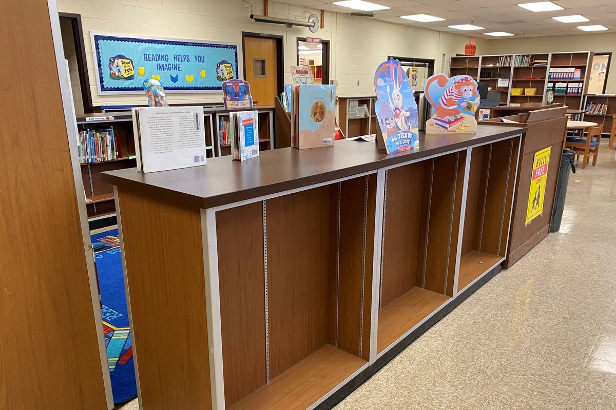 The library inside Oxon Hill Elementary School in Prince George’s County, Md. MUST CREDIT: Theresa Vargas/The Washington Post