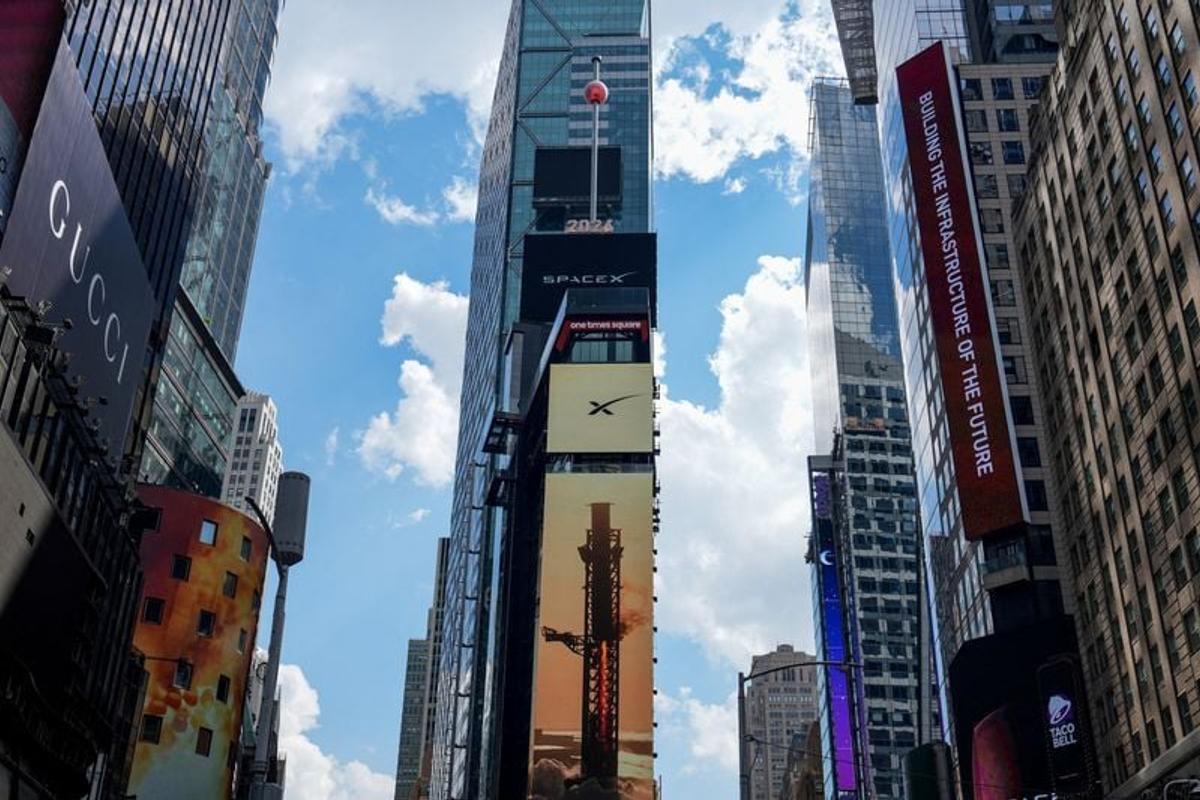 The New Year’s eve ball ascends following the closing bell at the Nasdaq MarketSite, on the day of SpaceX’s initial public offering (IPO) in New York City, U.S., June 12, 2026.  (David Dee Delgado?Reuters)
