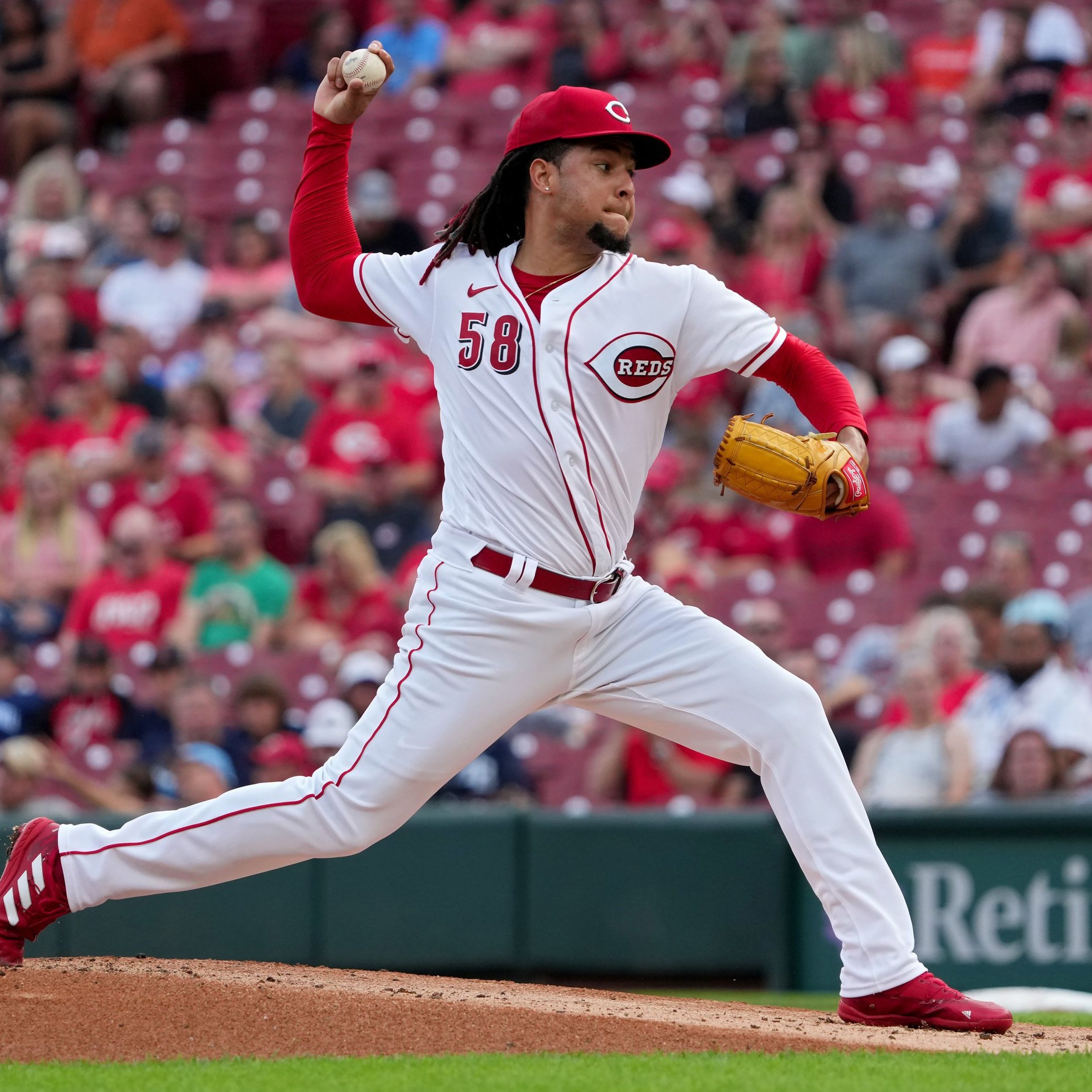 Mariners acquire All-Star pitcher Luis Castillo from Reds for four prospects