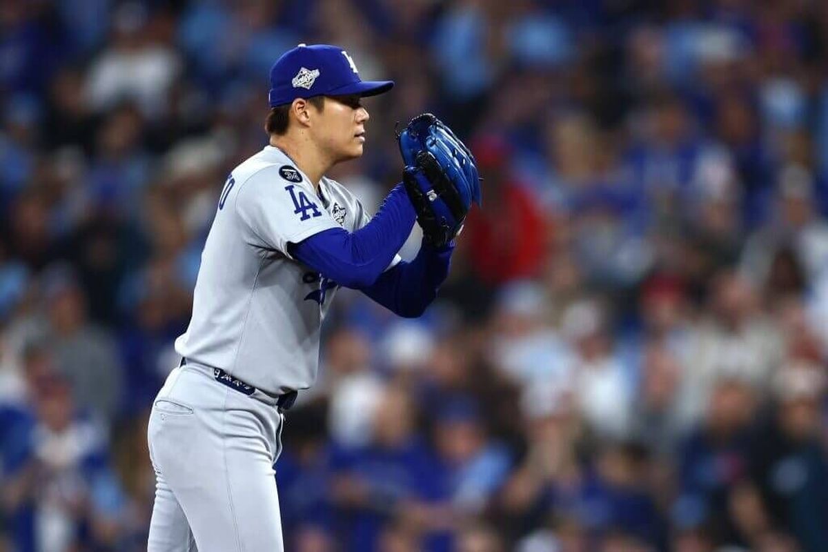 L.A. Dodgers starting pitcher Yoshinobu Yamamoto waits to deliver during Game 2 of the World Series against Toronto at Rogers Centre in Toronto.  (Getty Images)