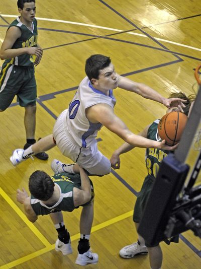 Central Valley’s Austin Rehkow splits Richland’s defense Friday during the Bears’ state-qualifying win. (Christopher Anderson)