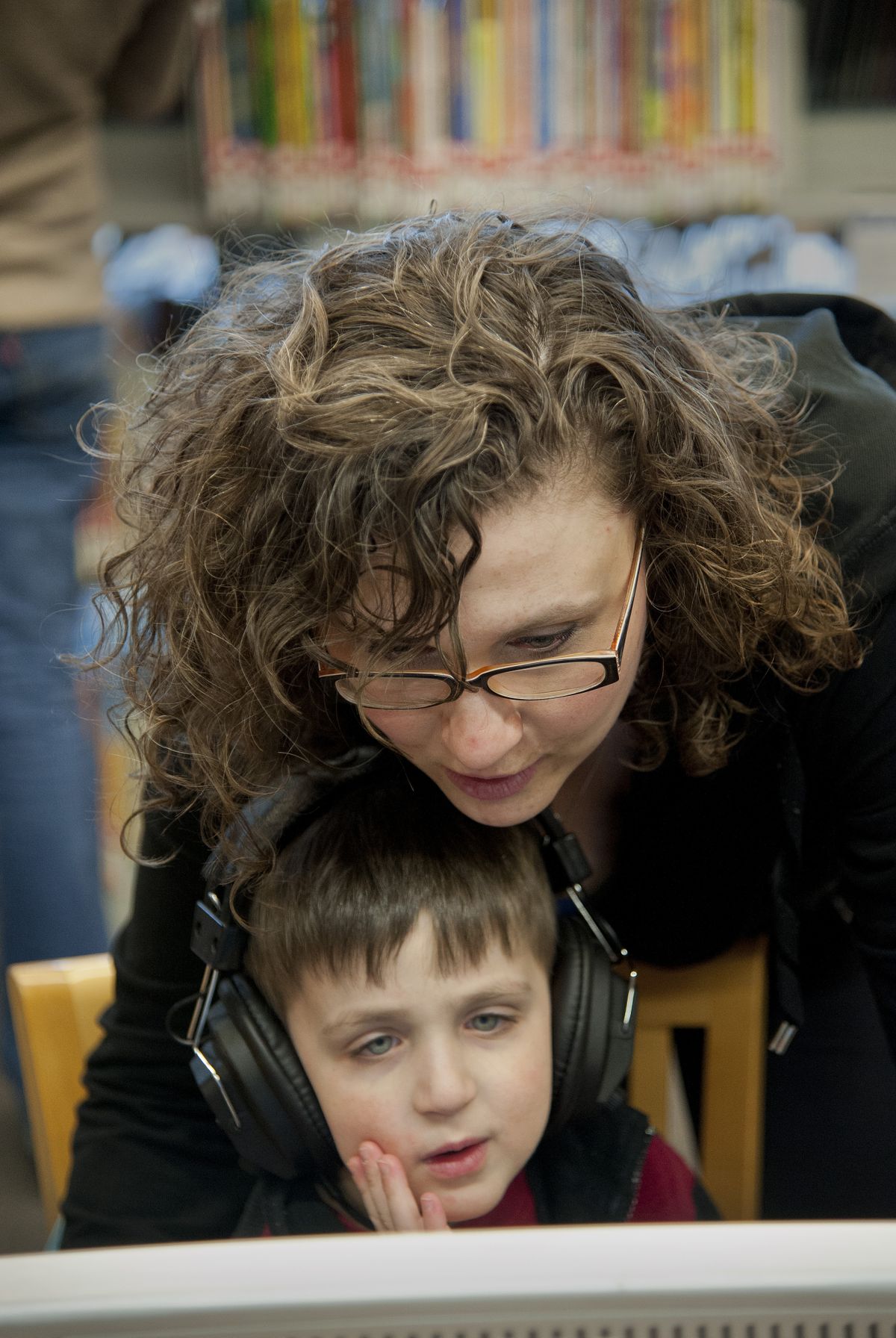 Jaimie Sassone and her son, Hayden, view pbskids.org online at the Spokane Public Library South Hill Branch on Monday. (Dan Pelle)