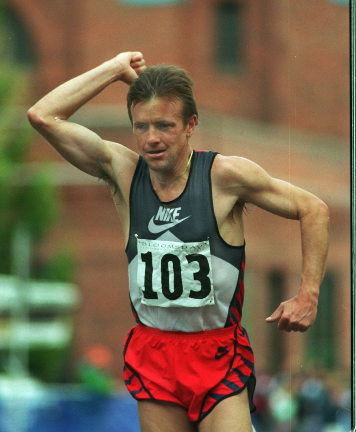 Jon Sinclair lifts his arm in recognition of the crowd’s applause in the finish stretch of Bloomsday 1995.  (SR)