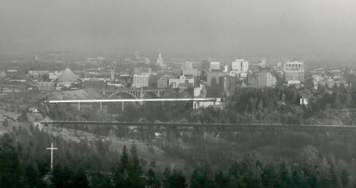 Carbon monoxide and other air pollutants blanket Spokane during an air pollution alert in 1974. (Spokesman-Review archives)