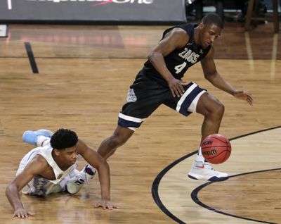 Gonzaga’s Jordan Mathews (4) grabs a loose ball against North Carolina's Isaiah Hicks during the second half in the finals of the Final Four NCAA college basketball tournament, Monday, April 3, 2017, in Glendale, Ariz. (Matt York / Associated Press)