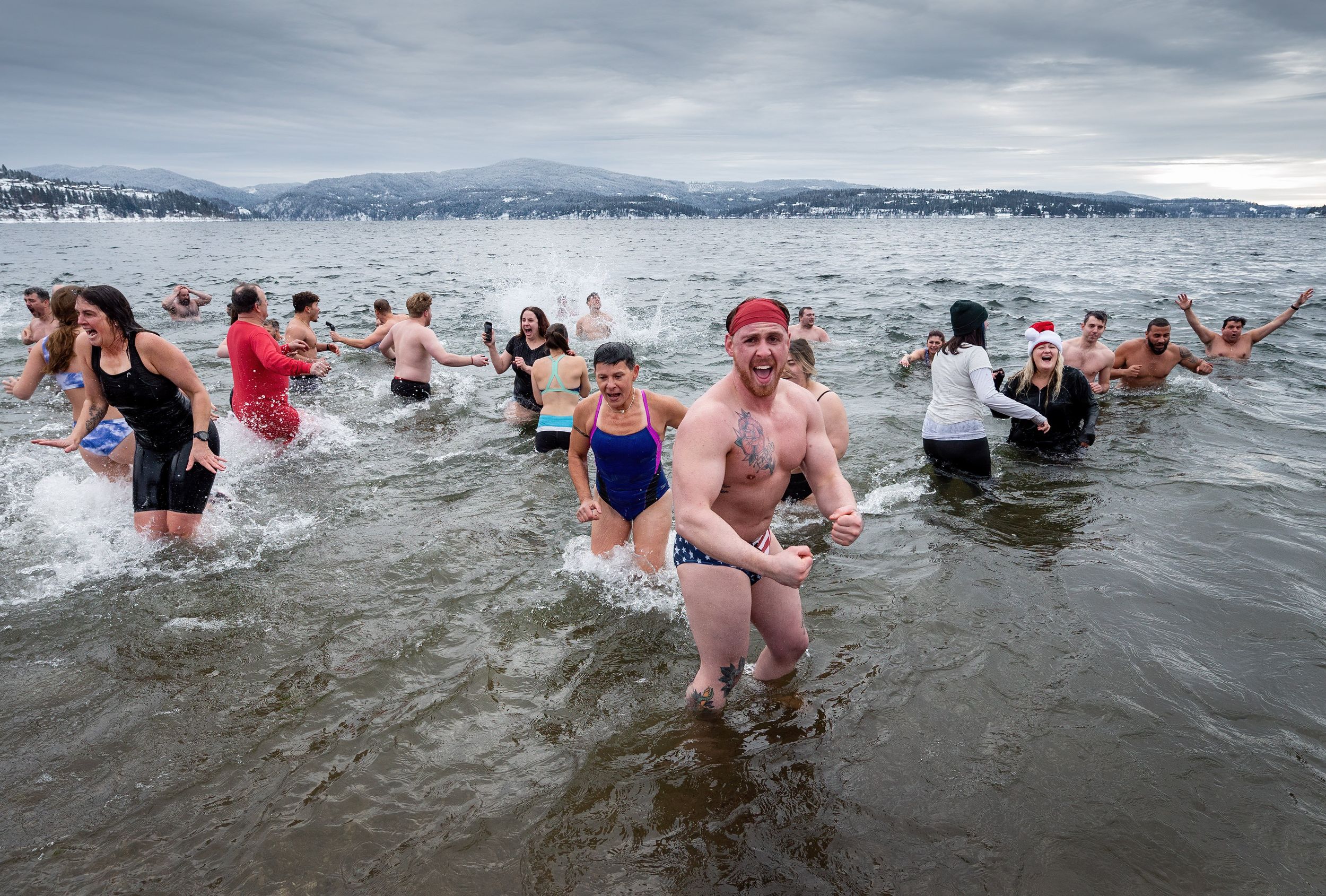 Hundreds plunge into Lake Coeur d'Alene to celebrate accomplishments, new  year