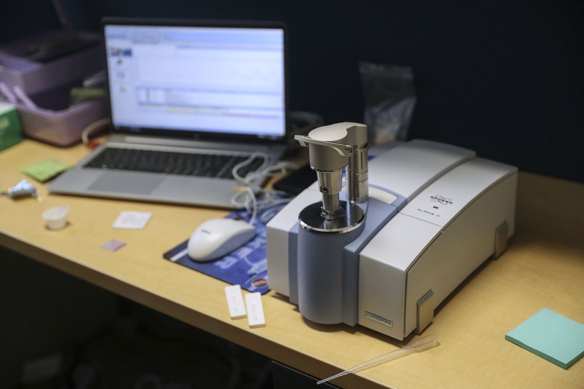 Drugs are tested before people use them at OnPoint NYC.    (Heather Khalifa/The Philadelphia Inquirer/TNS)