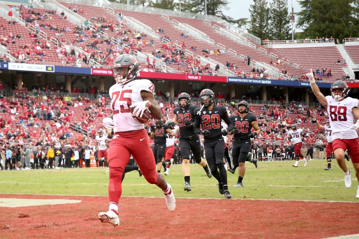 Washington State running back Nakia Watson, who rushed for 166 yards, scores a touchdown just before halftime Saturday during a Pac-12 road game against Stanford.  (Ray Chavez/Bay Area News Group)