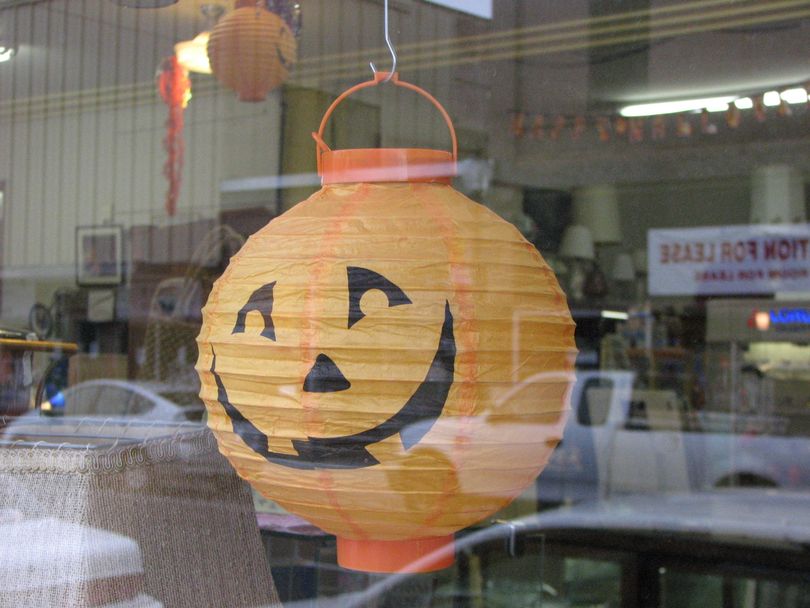 Halloween decoration from Hillyard store front on Oct. 27, 2010 (Pia Hallenberg)