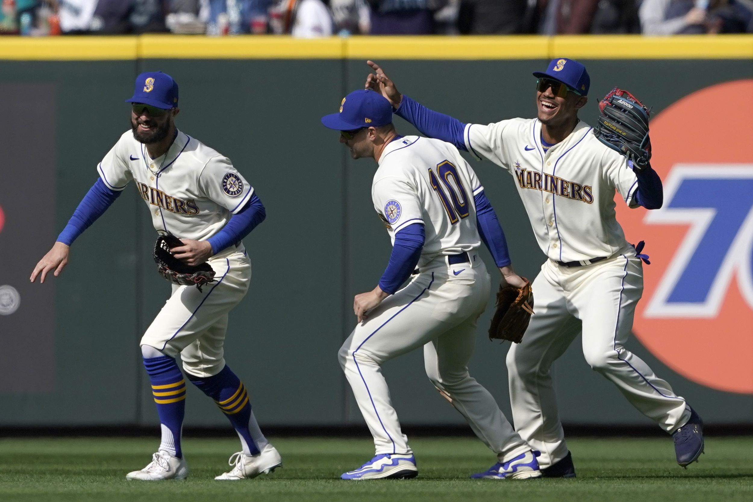 Kelenic's 482-foot homer helps Mariners beat Cubs 5-2 - The Columbian