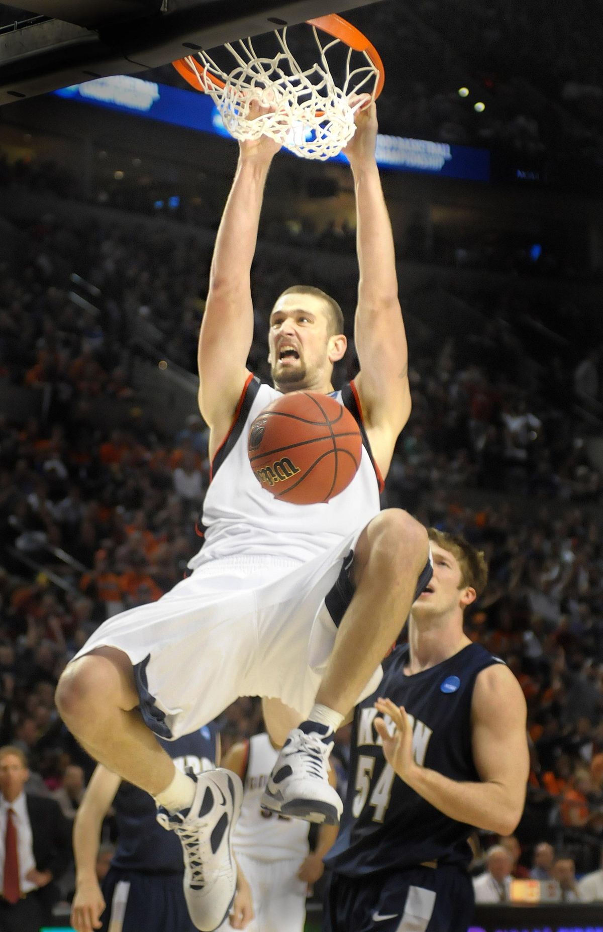 Josh Heytvelt of Gonzaga dunks to help the Zags pull away in the second half against Akron in the opening round of the NCAA Tournament in the Portland Rose Garden on Thursday, March 19, 2009. (Christopher Anderson / The Spokesman-Review)