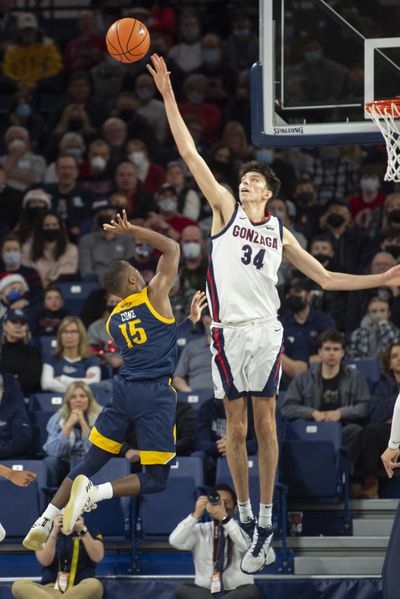 Gonzaga's Chet Holmgren stretches a long arm to defend against Northern Arizona's Jalen Cone in the second half of the non-conference game at the McCarthey Athletic Center at Gonzaga University in Spokane Washington Monday, Dec. 20, 2021.  (JESSE TINSLEY)