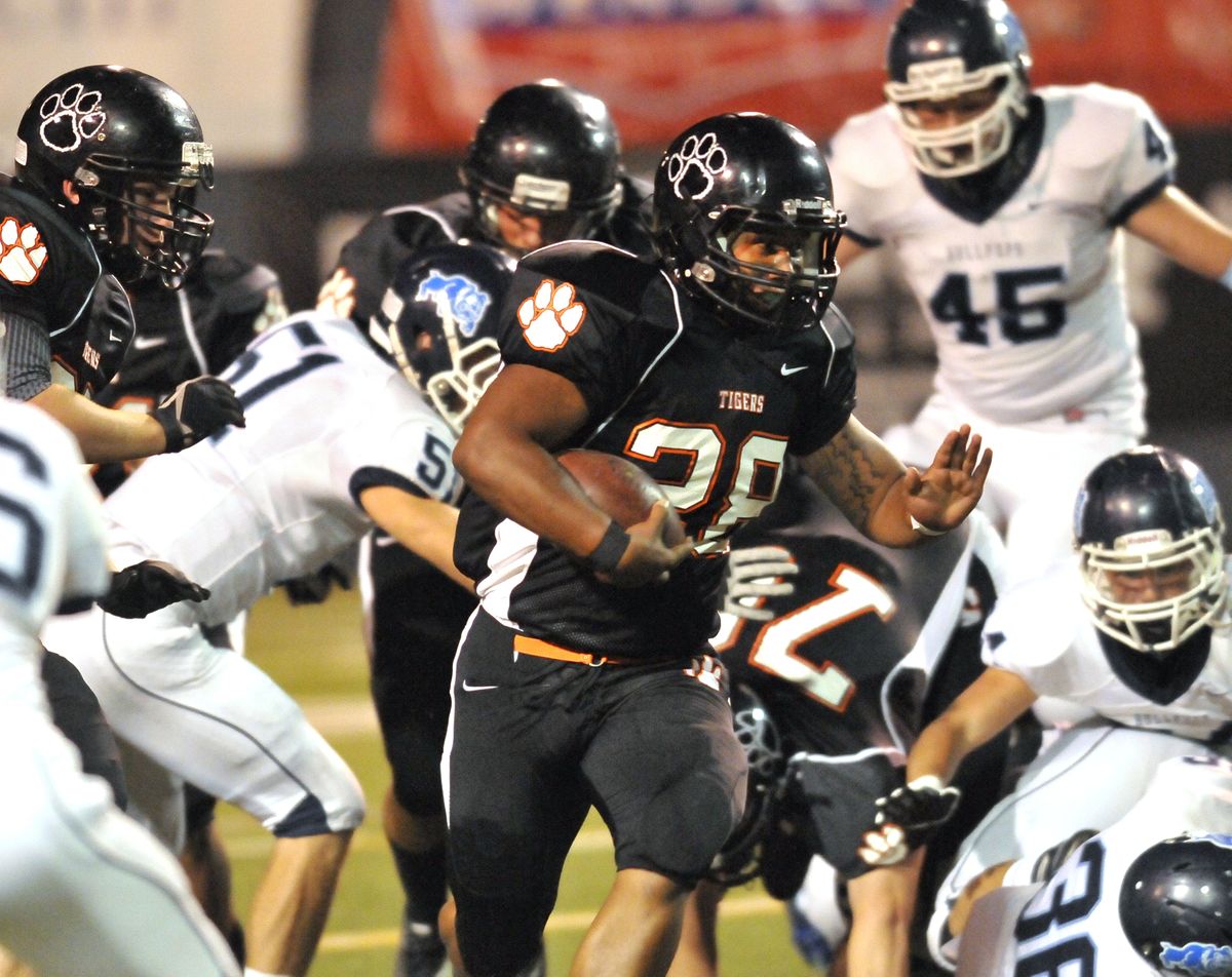 Lewis and Clark running back Cheyenne Dotson bulls through the Bullpups at Joe Albi Stadium. (Jesse Tinsley)