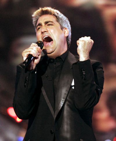 
Taylor Hicks performs following his 