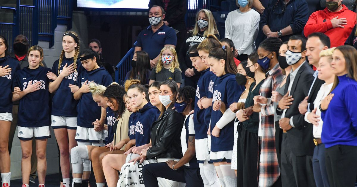 Gu Womens Basketball Players Jeered By Some Fans For Kneeling During National Anthem The 