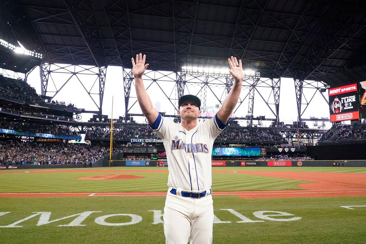 Mariners third baseman Kyle Seager given standing ovation in season finale