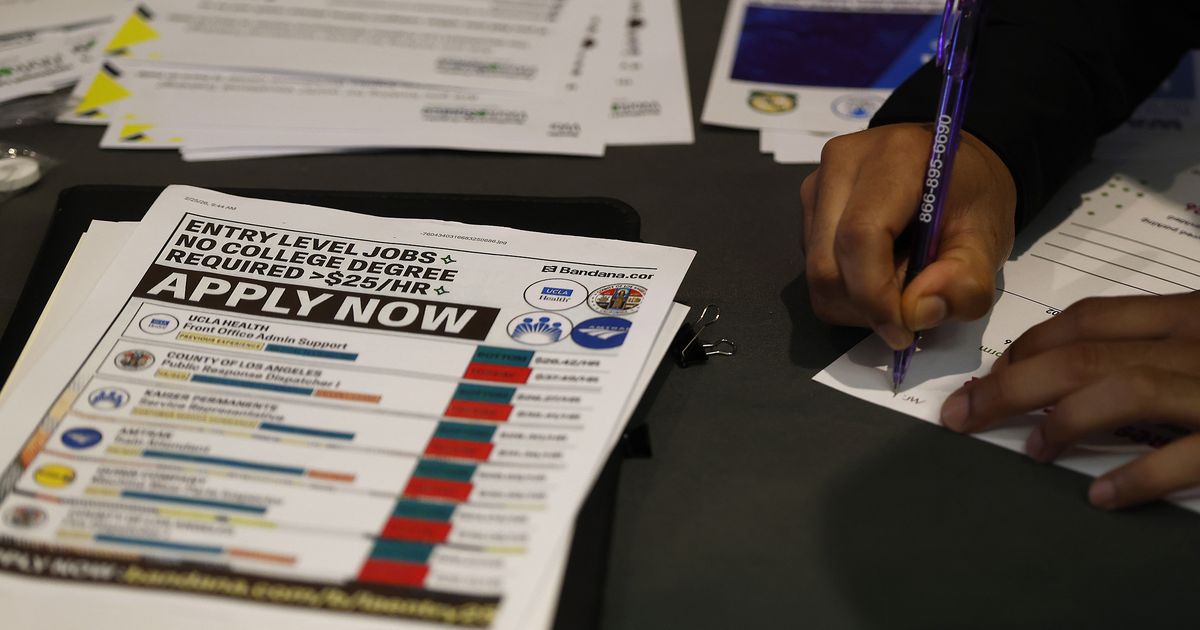 U.S. jobless claims plunge to 189,000, lowest since 1969