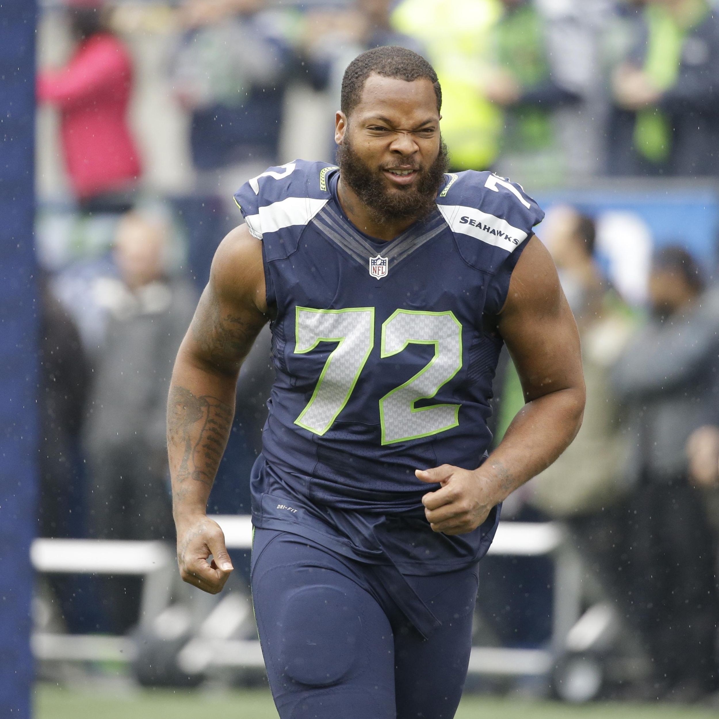 Seahawks DE Michael Bennett responds to reporter with profanity