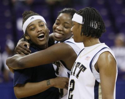 Pittsburgh’s Shavonte Zellous, left, was a one-woman wrecking crew.  (Associated Press / The Spokesman-Review)