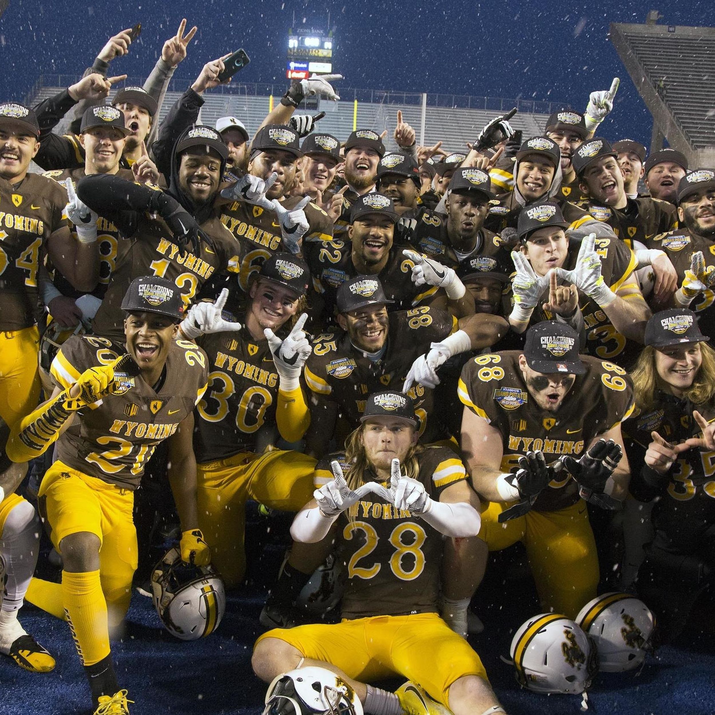 Josh Allen's FINAL College Game! (2017 Famous Idaho Potato Bowl CMU vs.  Wyoming) 