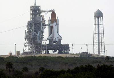Endeavour sits on pad 39A moments after NASA called off the launch Sunday.  (Associated Press / The Spokesman-Review)