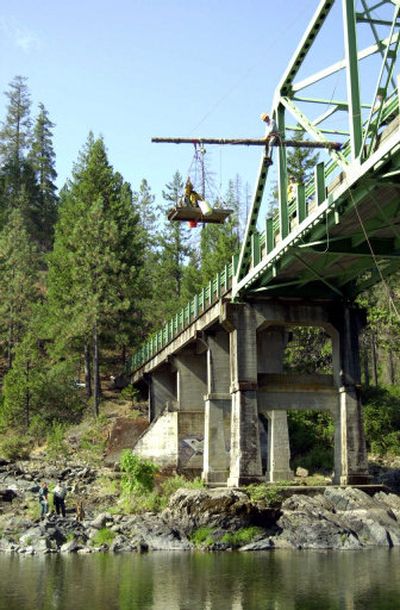 Arborist Marty Hertler rigs a pulley to lower logging protester Laurel Sutherlin to the river outside Kerby, Ore., on Tuesday.
(Associated Press / The Spokesman-Review)
