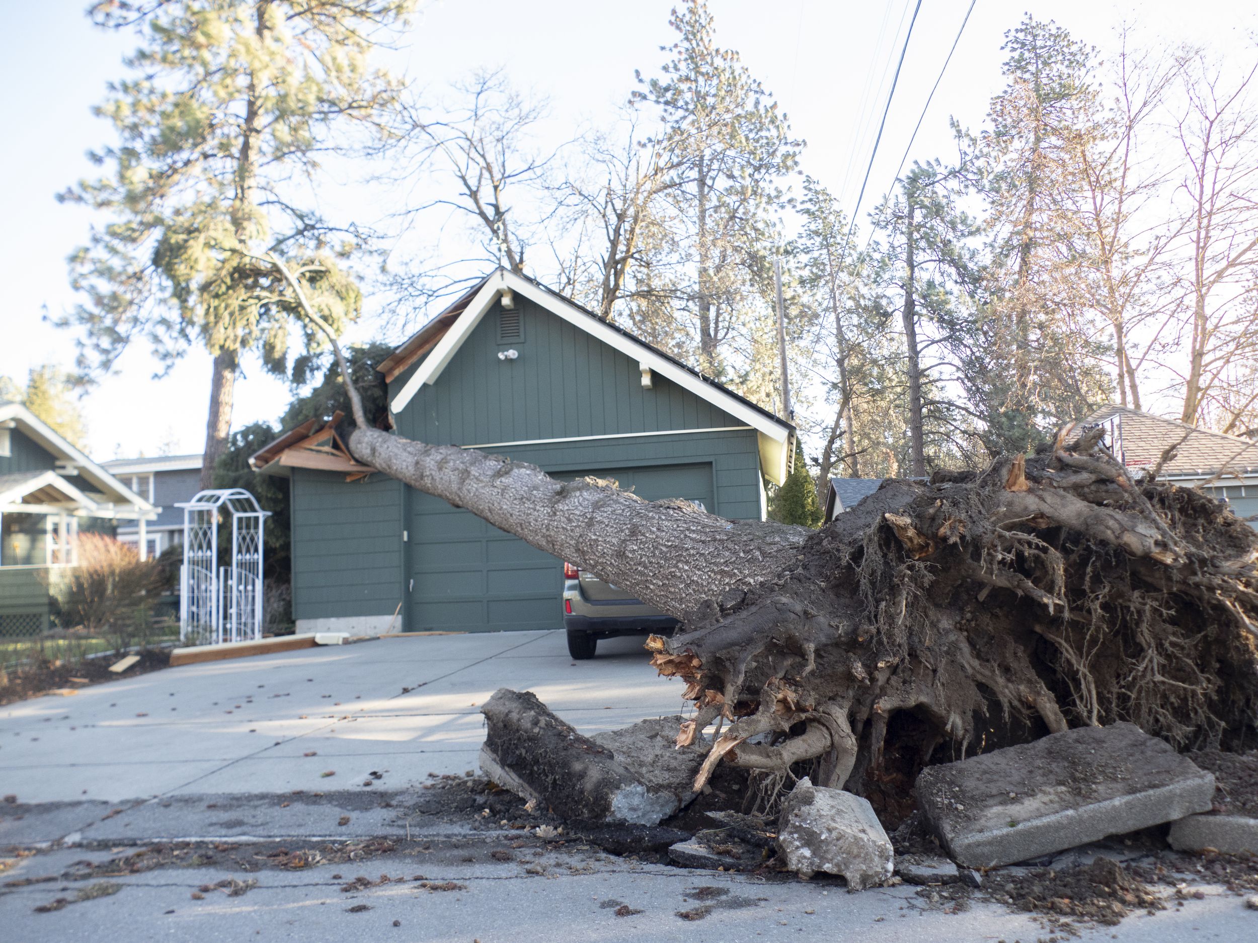 Wind knocks out power to at least 100,000 customers in Spokane area Wind knocks out power to at least 100,000 customers in Spokane area