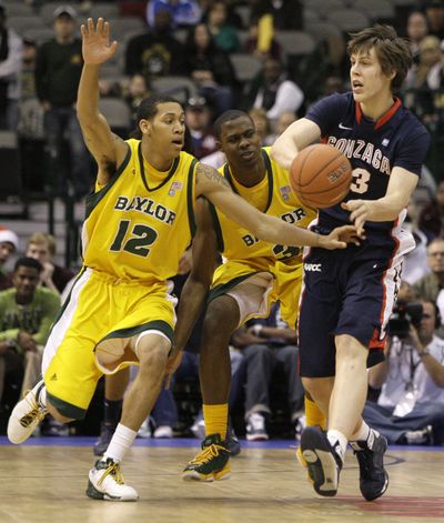 Gonzaga forward Kelly Olynyk attempts to pass the ball as Baylor's Nolan Dennis (12) and Fred Ellis, rear, defend. (Tony Gutierrez / Associated Press)