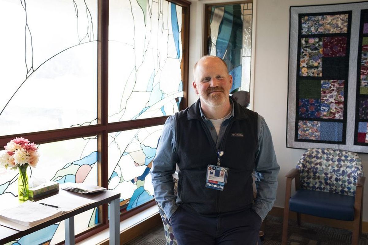 Tom Vice is a chaplain at Legacy Mt. Hood Medical Center. April 4, 2022. Beth Nakamura/Staff  (Beth Nakamura)