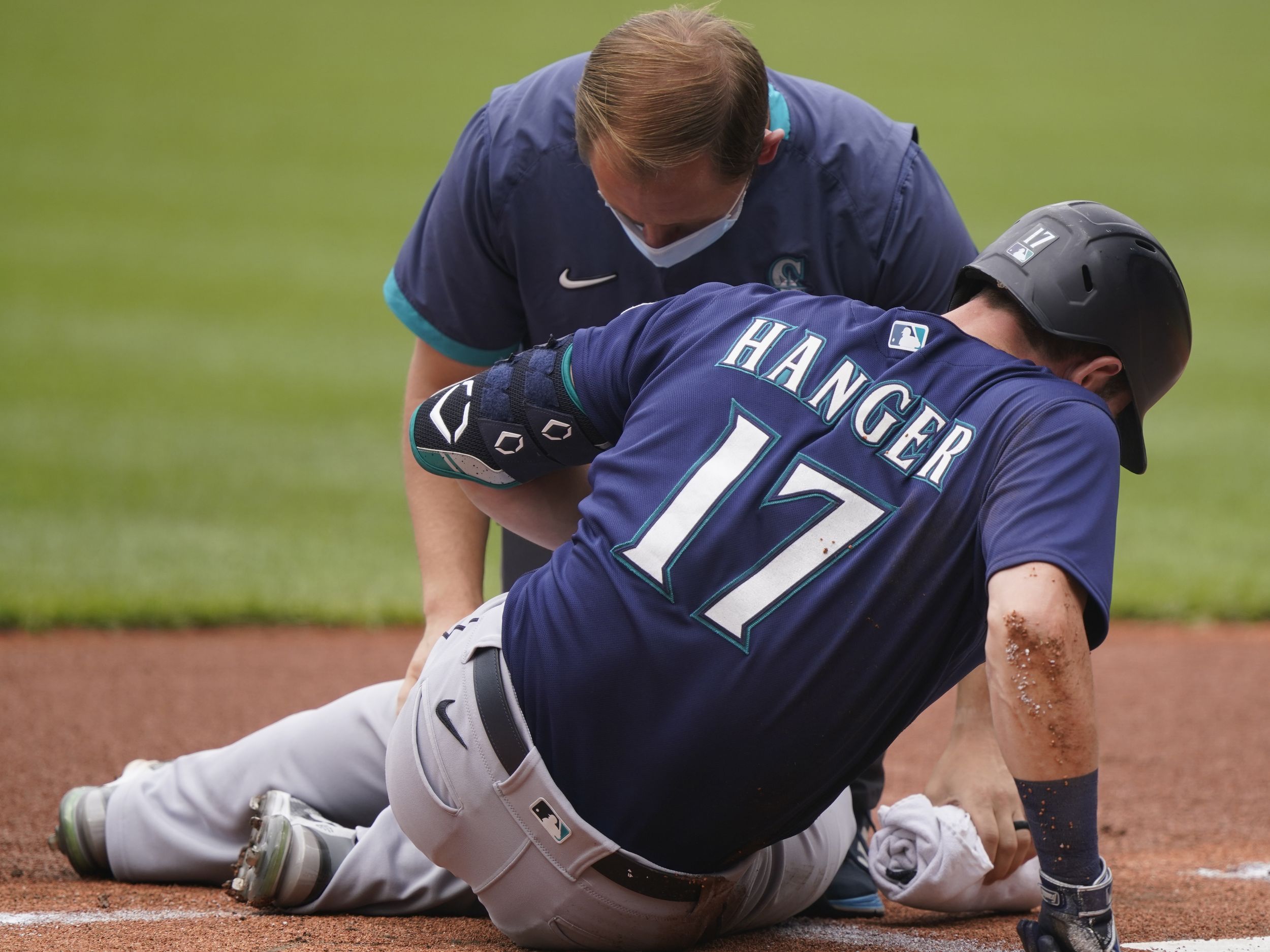 MLB: Mariners' Mitch Haniger suffers ruptured testicle