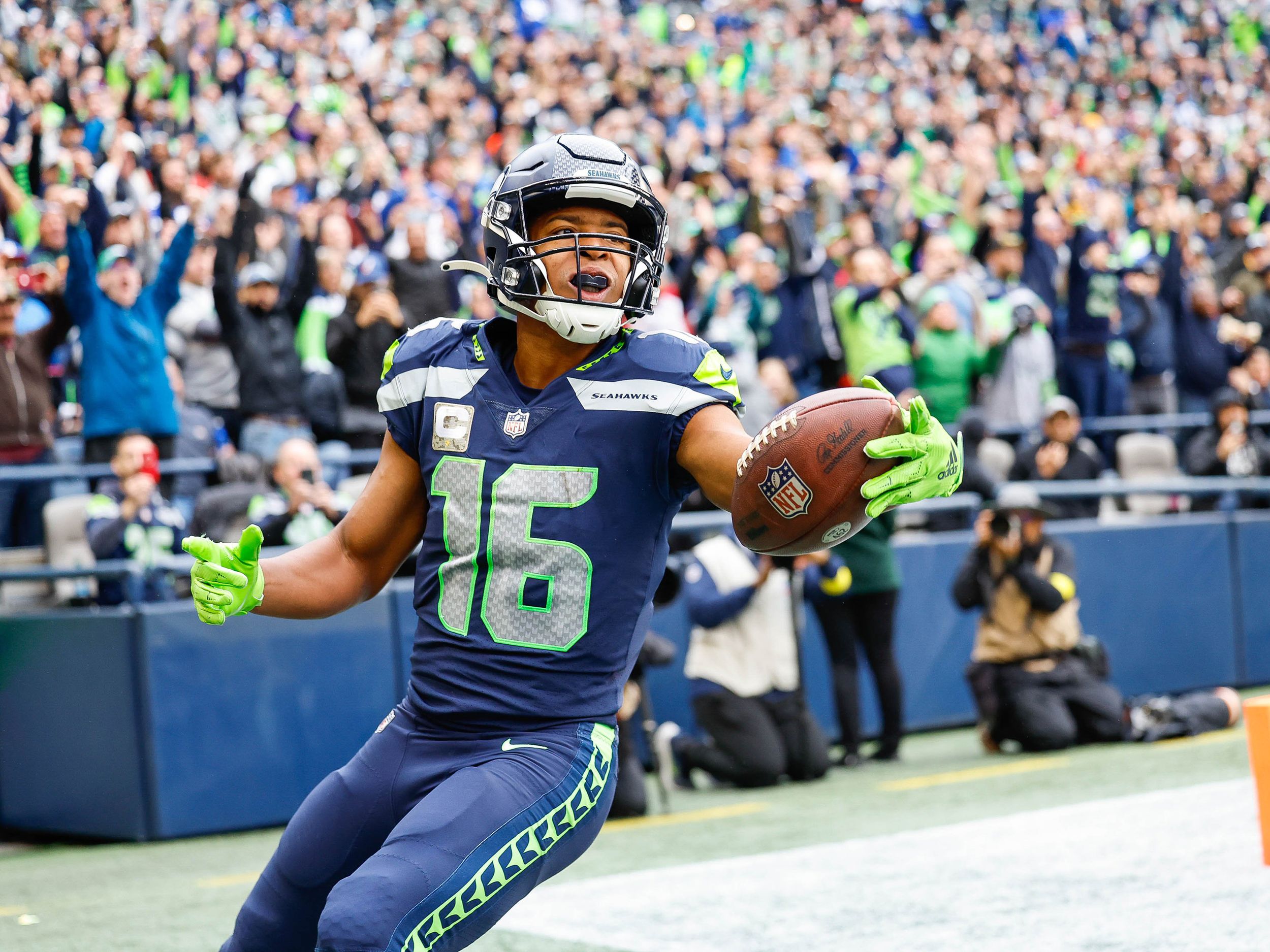 Tyler Lockett: I love Seattle before throwing first pitch for Mariners