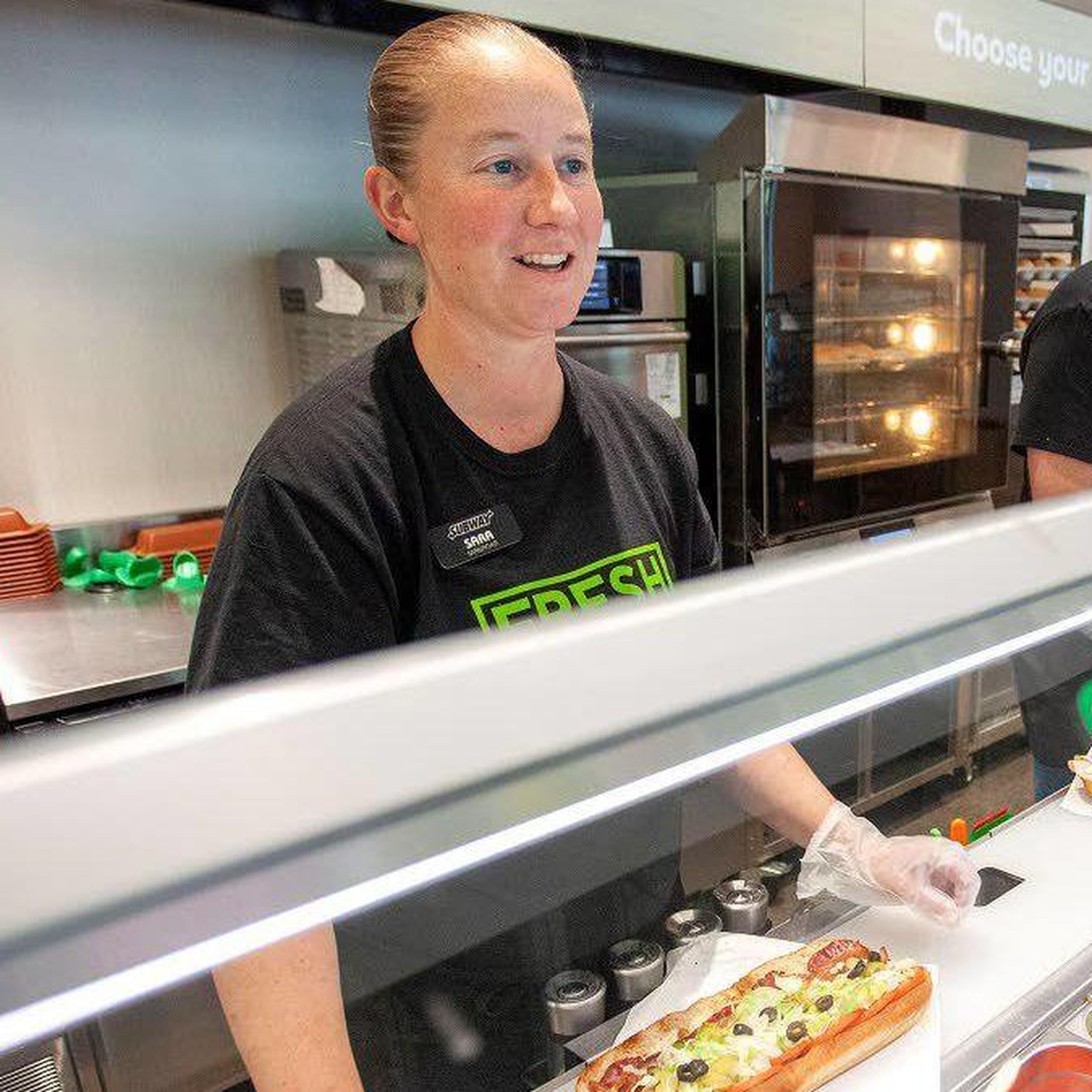 Subway ganha certificado do Guinness World Records pela maior quantidade de  sanduíches produzidos simultaneamente - Acontecendo Aqui