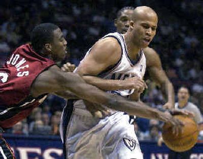 
Heat's  Eddie Jones, left, tries to steal the ball from Nets' Richard Jefferson. 
 (Associated Press / The Spokesman-Review)