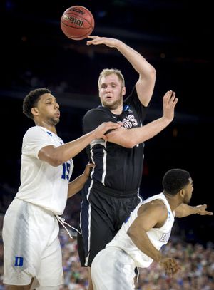 GU’s Przemek Karnowski makes reverse pass over Jahlil Okafor. (Colin Mulvany)