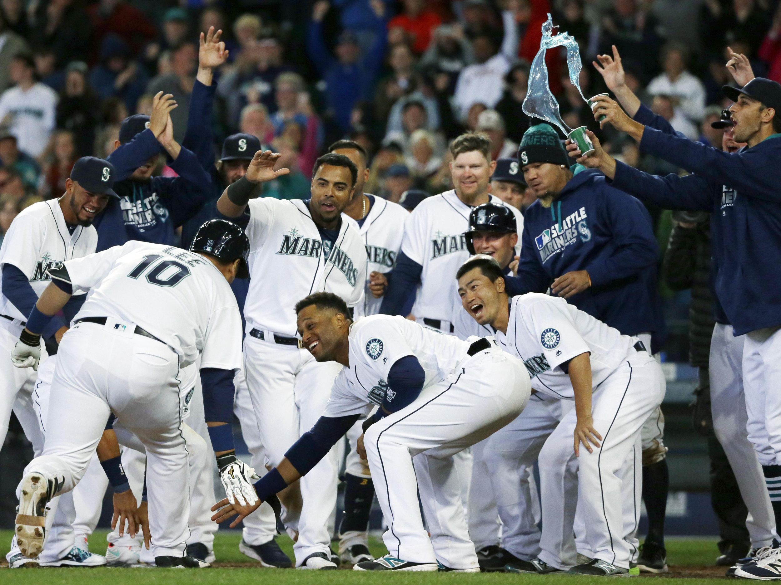 Dae-Ho Lee's pinch-hit homer in 10th lifts Mariners over Texas