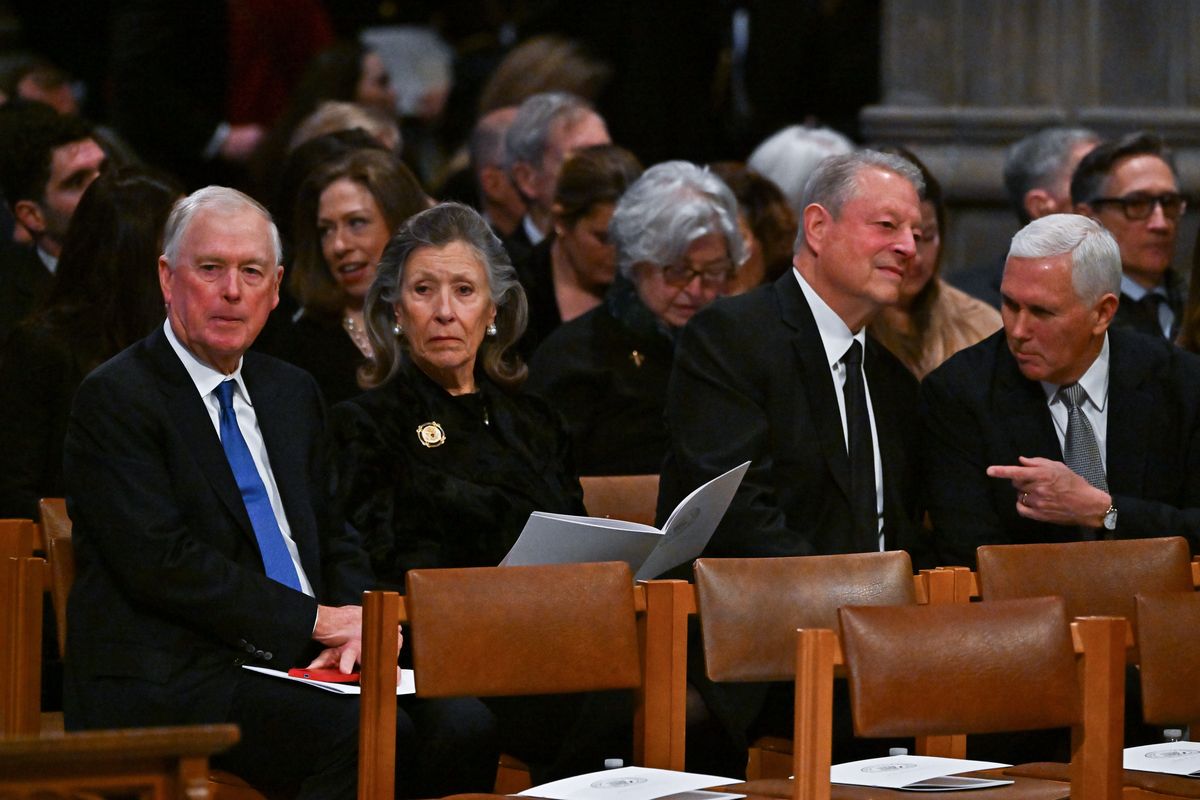 From left, former Vice President Dan Quayle, his wife Marilyn, former Vice President Al Gore and former Vice President Mike Pence attend Jimmy Carter