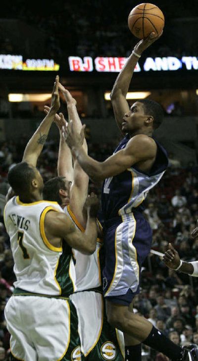 
Seattle's Rashard Lewis, left, and Nick Collison guard Memphis' Rudy Gay. 
 (Associated Press / The Spokesman-Review)