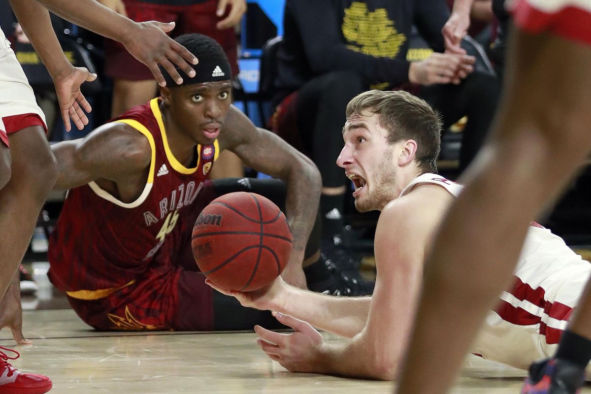 Washington State forward CJ Elleby  looks to pass after recovering a turnover as Arizona State forward Zylan Cheatham  looks on during the second half  Thursday  in Tempe, Ariz. (Matt York / AP)