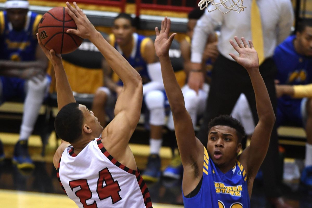 Eastern Washington forward Jacob Wiley (24) drives to the basket as during the first half of a NCAA men